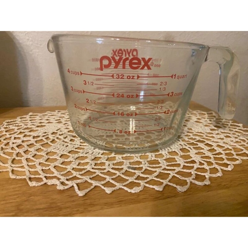 Vintage Pyrex 4 Cup Measuring Cup 32 oz 1 Quart Red Lettering D-Handle 1960s